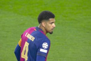 弗里克半场调整：阿劳霍换下杰拉德-马丁