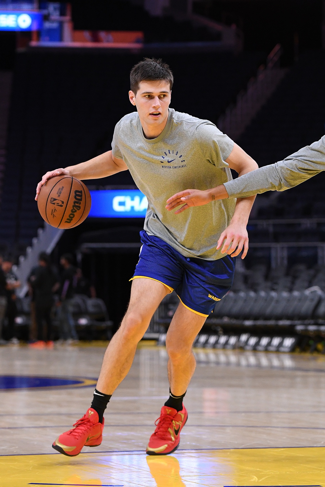 😰什么选手？勇士52号秀图希半场3中0一分未得 罚球也2中0...