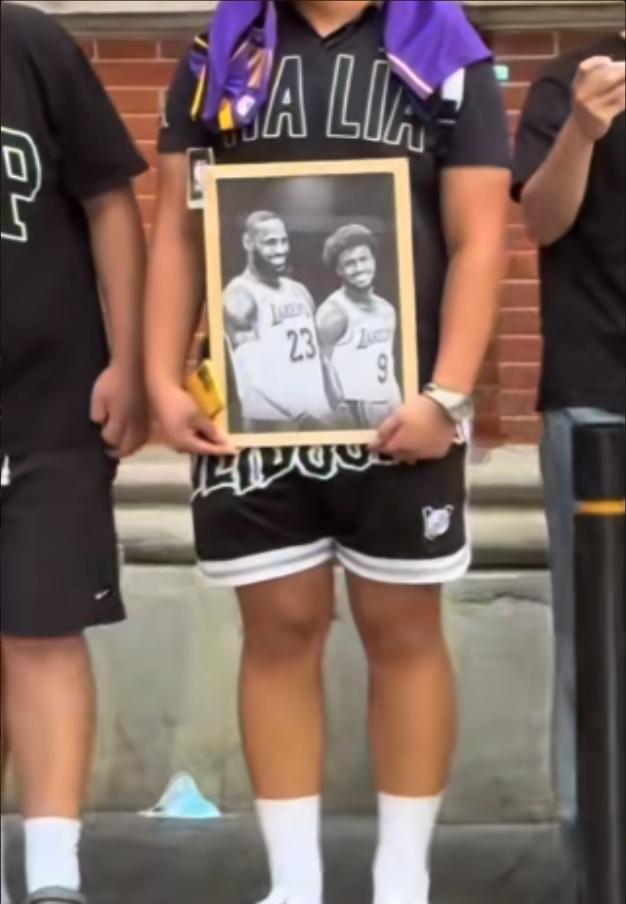 Xingkong Sports-球迷手持詹姆斯和布朗尼的黑白画框合照在外滩等待