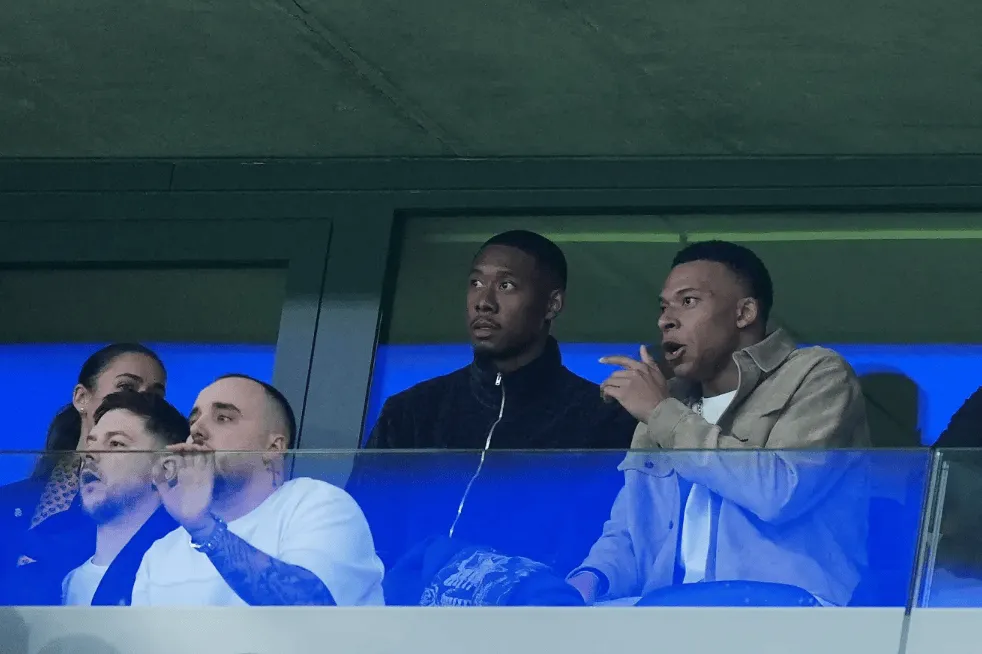 星空体育官网-姆巴佩与阿拉巴现身伯纳乌看台，现场为皇马对曼城比赛助威